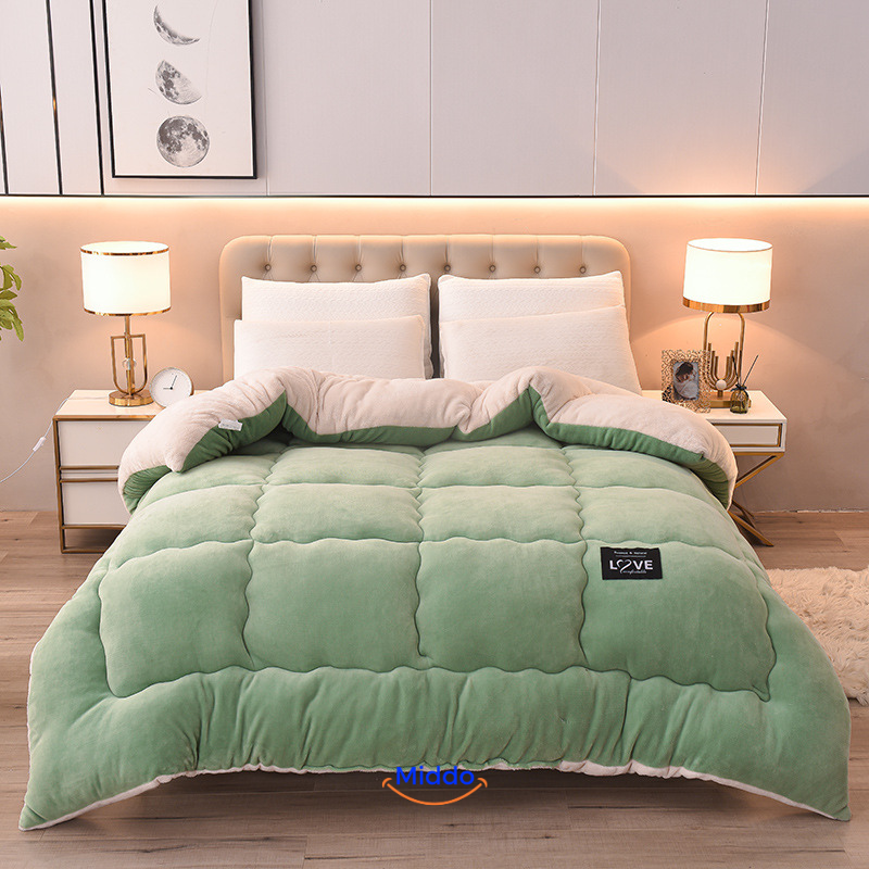 ComfortLux Wolveloursdecken in Grün auf dem Bett