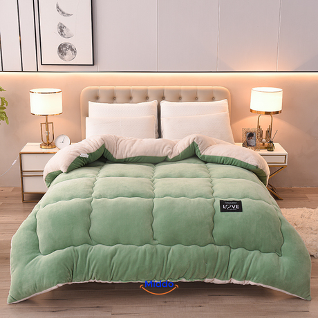 ComfortLux Wollveloursdecken in Grün auf dem Bett