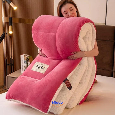 ComfortLux Woll-Velour-Decken in Rosa, aufgerollt, und eine Frau hält sie fest