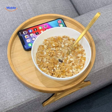 ComfyGrip Sofatisch mit Frühstücksschüssel und Smartphone auf Bambusteller