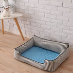 Blau matte, dicke Coolmat für Haustiere liegt in einem Hundekorb auf dem Boden.