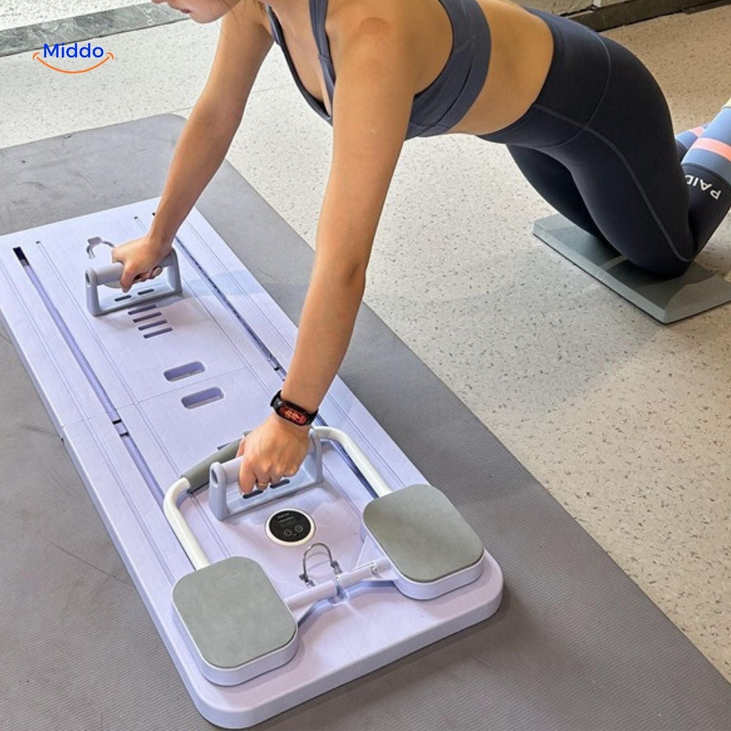 CoreFlex Fitnessboard Frau in Workout-Haltung auf Core Trainer www.middo.de