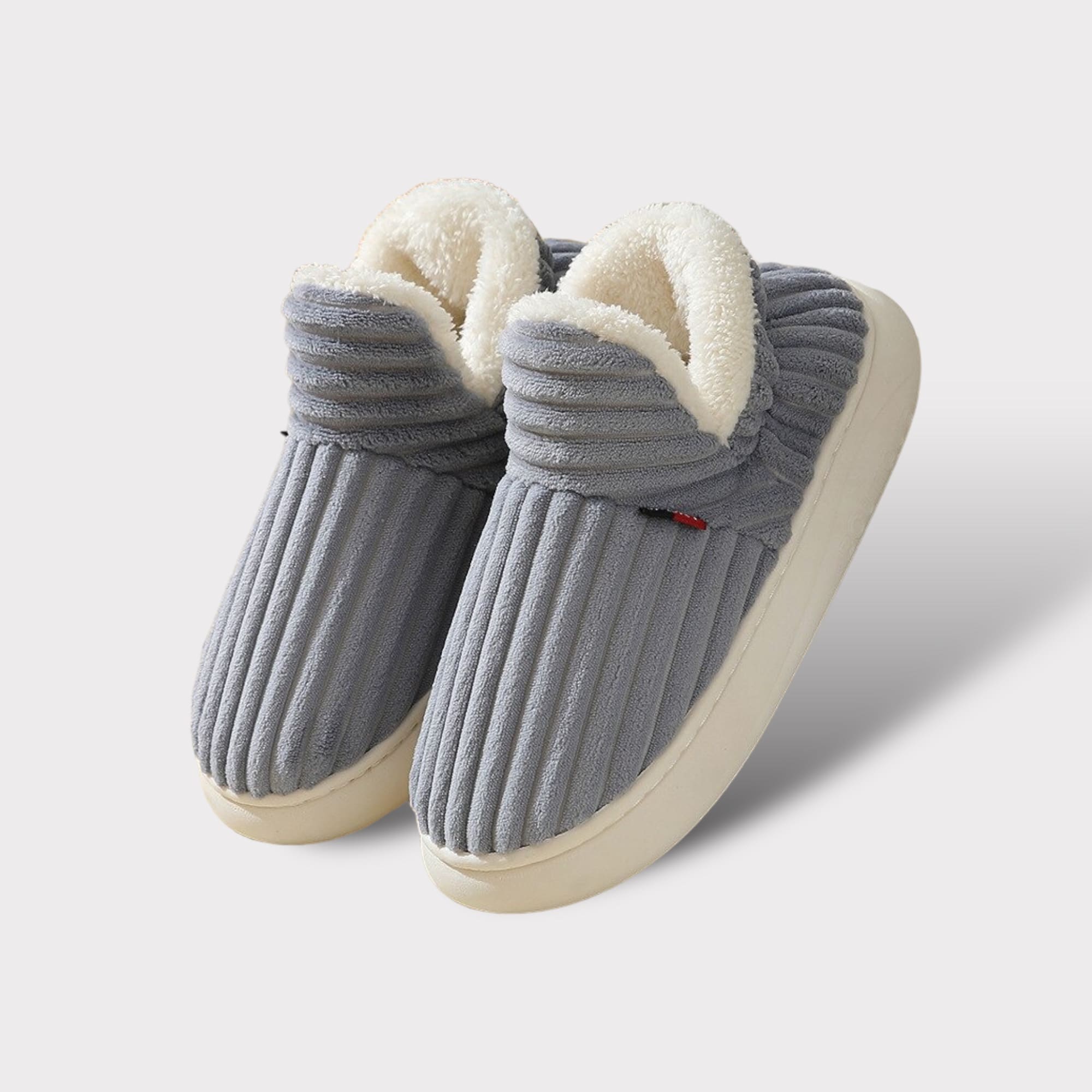 Graue Komfort-Fleece-Pantoffeln mit weißem Fleece-Futter und weißer Gummisohle.
