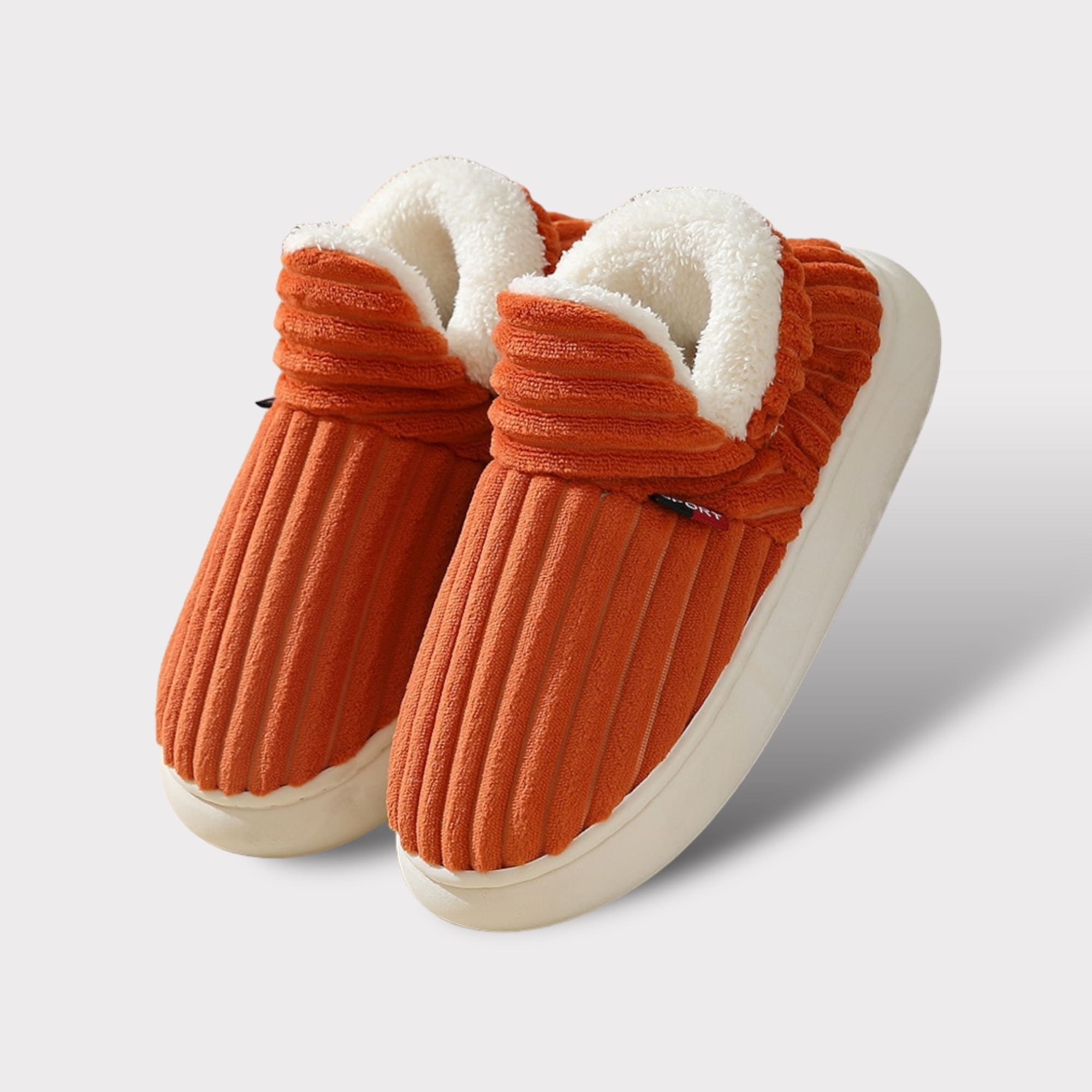 Orangene Komfort-Fleece-Pantoffeln mit weißem Fleece-Futter und weißen Gummisohlen.