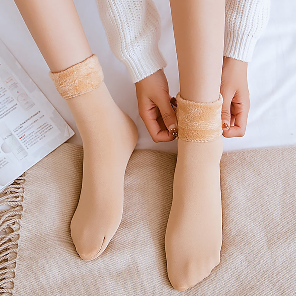 Beige CozyFeetSocks Winter Samtsocken an den Füßen