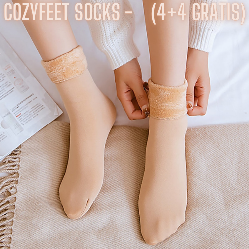 Beige CozyFeetSocks Winter Samtsocken an den Füßen