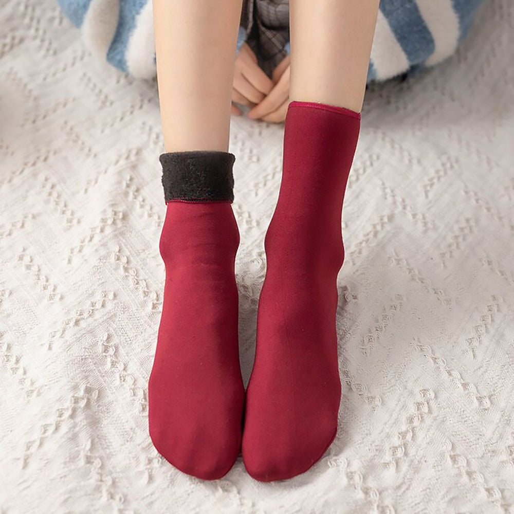 CozyFeetSocks Winter Samt Socken Rot an den Füßen