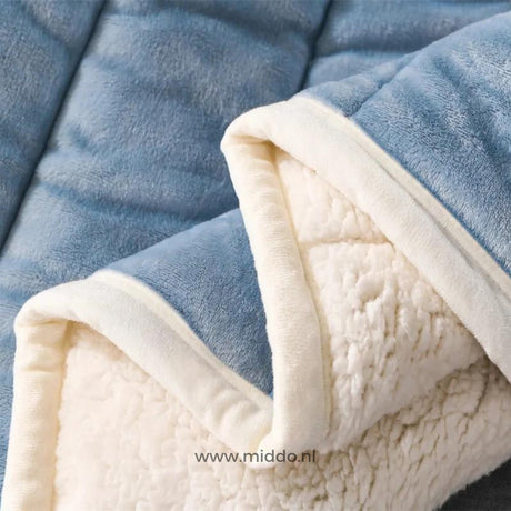 Nahaufnahme von blauem CozyFleece Plüsch-Wolldecke