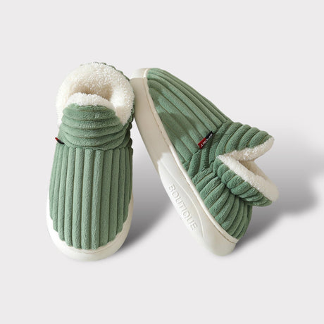 Grüne CozyComfort Hausschuhe mit weißem Fleecefutter und weißer Gummisohle
