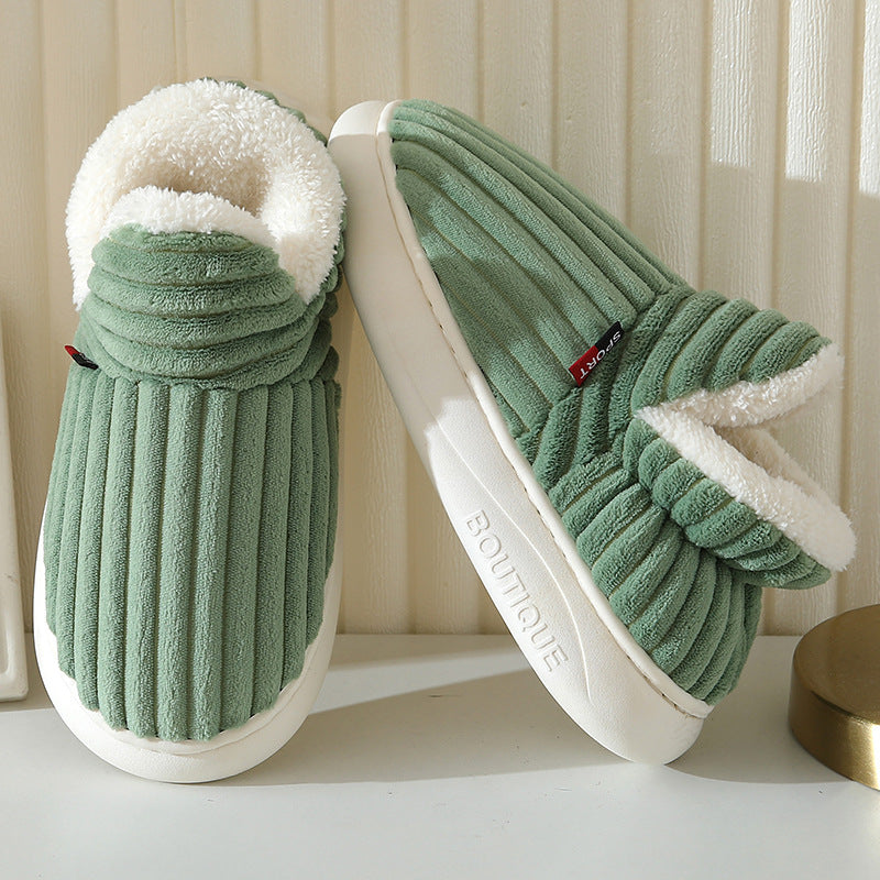 Grüne CozyComfort Pantoffeln mit weißem Fleece-Futter.