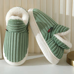 Grüne CozyComfort Pantoffeln mit weißem Fleece-Futter.
