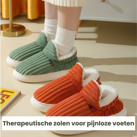 Person trägt grüne und orange CozyComfort Hausschuhe mit weißer Fleece-Fütterung für therapeutischen Komfort