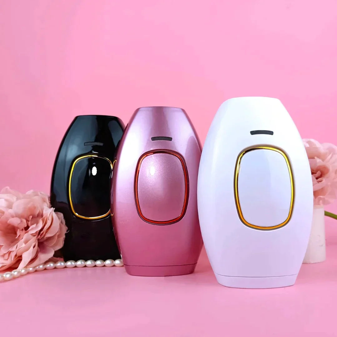 Drei DYLA 3.0™ IPL-Haarentferner in Schwarz, Rosa und Weiß.