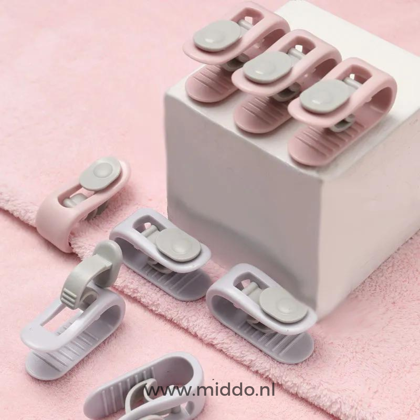 Verschiedene Farben Bettdecke Klammern auf rosa Handtuch