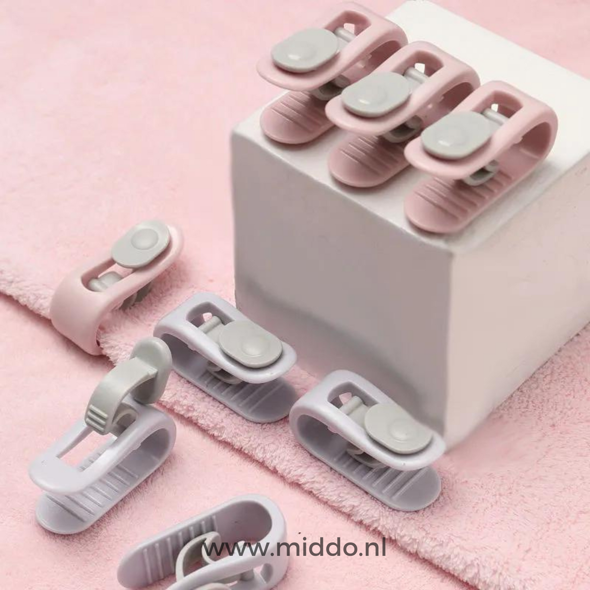 Verschiedene Farben Bettdecke Klammern auf rosa Handtuch