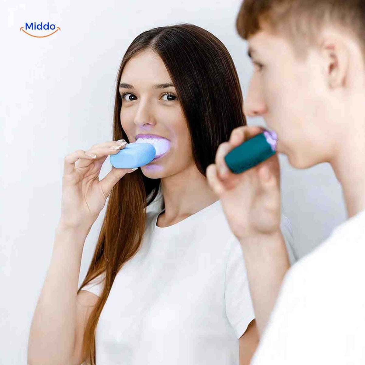 Dentora Zahnbürste – freihändiges Zähneputzen mit blauer Lichttechnologie. Besuchen Sie uns auf www.middo.de!