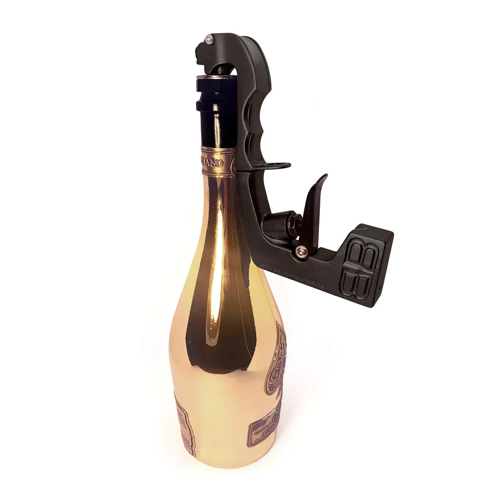 Bild von einer schwarzen Trinkpistole, die an einer Champagnerflasche angeschlossen ist
