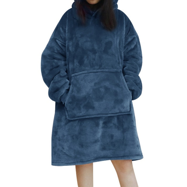 Eine Person trägt einen blauen Sherpa Fleece XXL Hoodie.