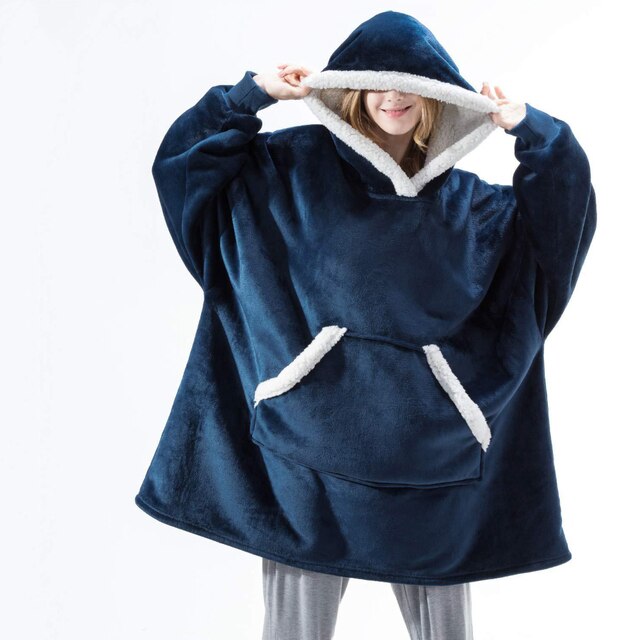 Person trägt einen blauen Sherpa-Fleece-XXL-Hoodie mit weißem Rand.