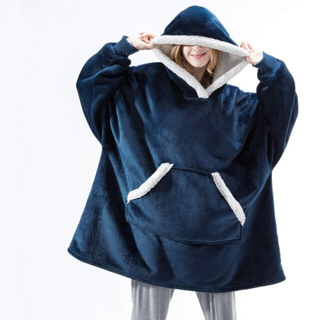 Person trägt einen blauen Sherpa-Fleece-XXL-Hoodie mit weißem Rand