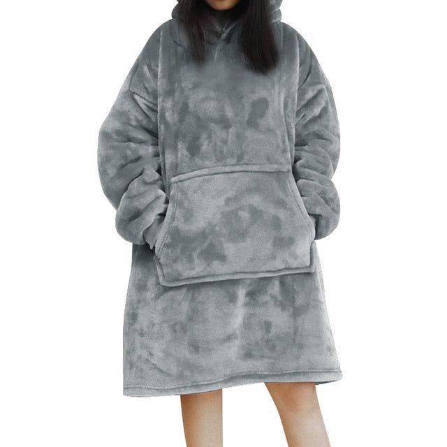 Person trägt einen grauen Sherpa-Fleece-XXL-Hoodie.