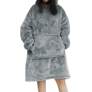 Person trägt einen grauen Sherpa-Fleece-XXL-Hoodie