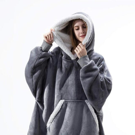 Person trägt einen grauen Sherpa-Fleece-XXL-Hoodie mit weißem Rand