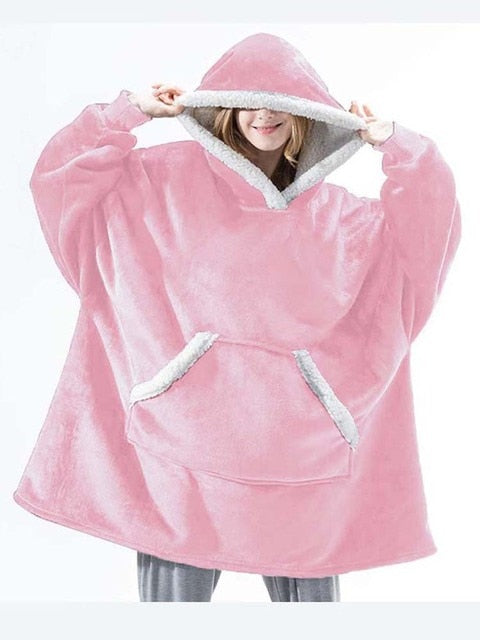 Person trägt einen hellrosa Sherpa-Fleece-XXL-Hoodie mit weißem Rand.