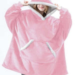 Person trägt einen hellrosa Sherpa-Fleece-XXL-Hoodie mit weißem Rand.