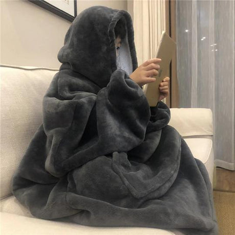 Person trägt einen schwarzen Sherpa Fleece XXL Hoodie und liegt auf dem Sofa