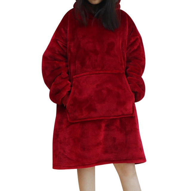 Person trägt einen roten Sherpa-Fleece-XXL-Hoodie.