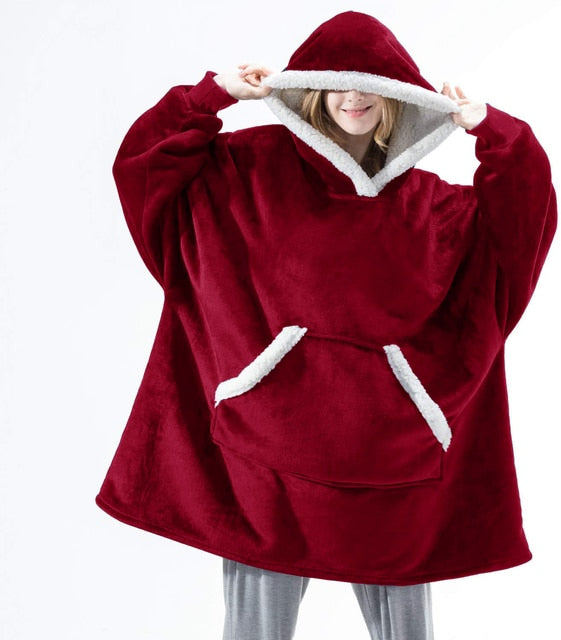 Person trägt einen roten Sherpa-Fleece-XXL-Hoodie mit weißem Rand.