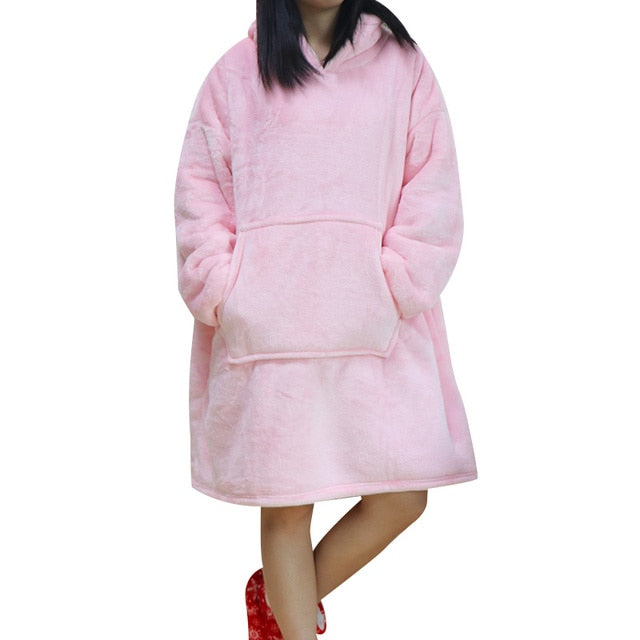 Person trägt einen hellrosa Sherpa-Fleece-XXL-Hoodie.