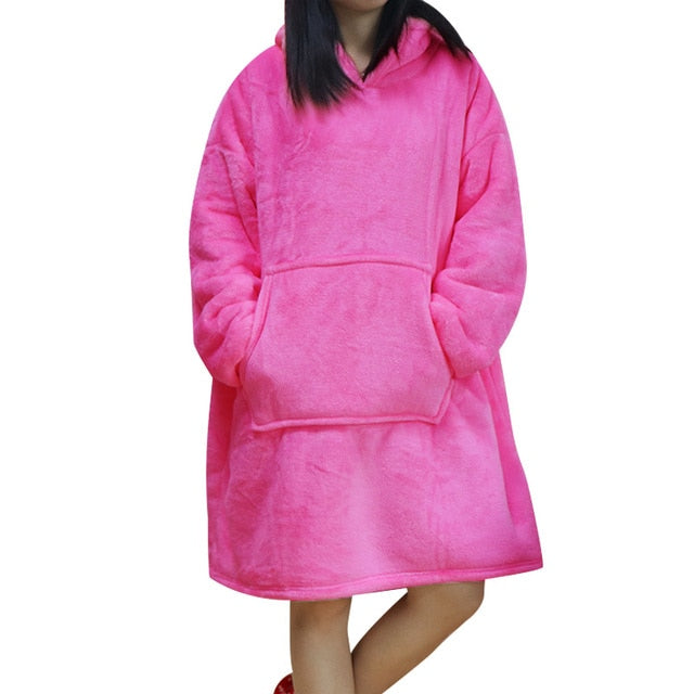 Person trägt einen rosa-originalen XXL Hoodie aus Sherpa-Fleece.