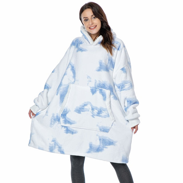 Person trägt einen weiß-blauen Sherpa-Fleece XXL Hoodie.