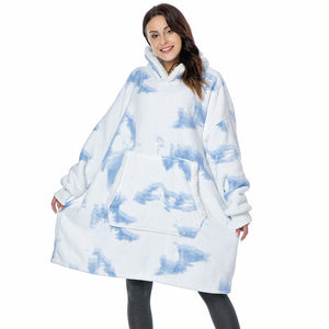 Person trägt einen weiß-blauen Sherpa-Fleece XXL Hoodie