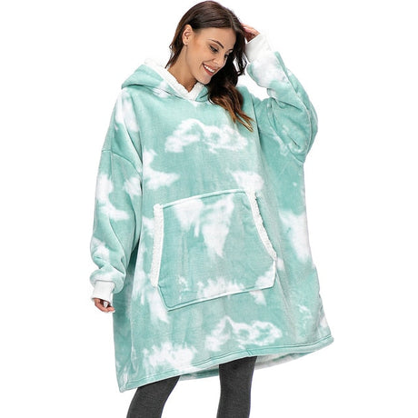 Eine Person trägt einen weiß-grünen Sherpa-Fleece-Hoodie in Größe XXL