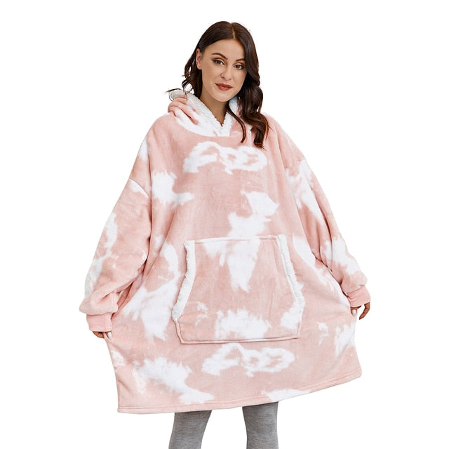 Person trägt einen weiß-rosa Sherpa Fleece XXL Kapuzenpullover.