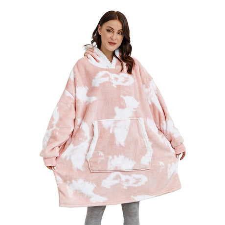 Person trägt einen weiß-rosa Sherpa Fleece XXL Kapuzenpullover