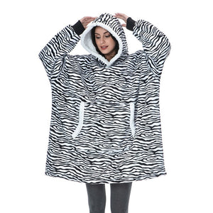 Person trägt einen XXL Hoodie aus Sherpa-Fleece mit Zebra-Muster
