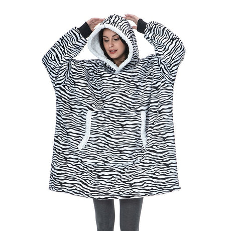 Person trägt einen XXL Hoodie aus Sherpa-Fleece mit Zebra-Muster