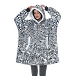 Person trägt einen XXL Hoodie aus Sherpa-Fleece mit Zebra-Muster.
