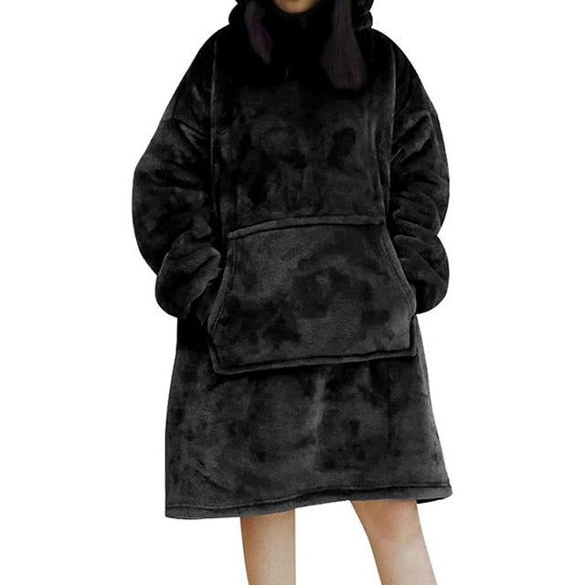 Person trägt einen schwarzen Sherpa Fleece XXL Hoodie.