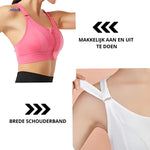 Der Sport-BH lässt sich dank der breiten Schulterträger leicht an- und ausziehen.