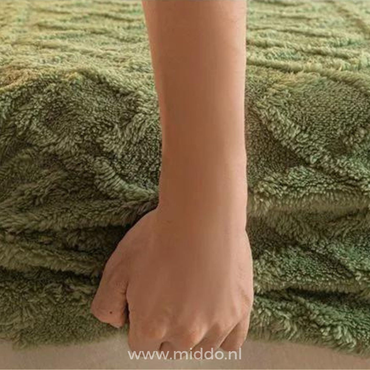 Fleece-Spannbettlaken mit passendem Kissenbezug.