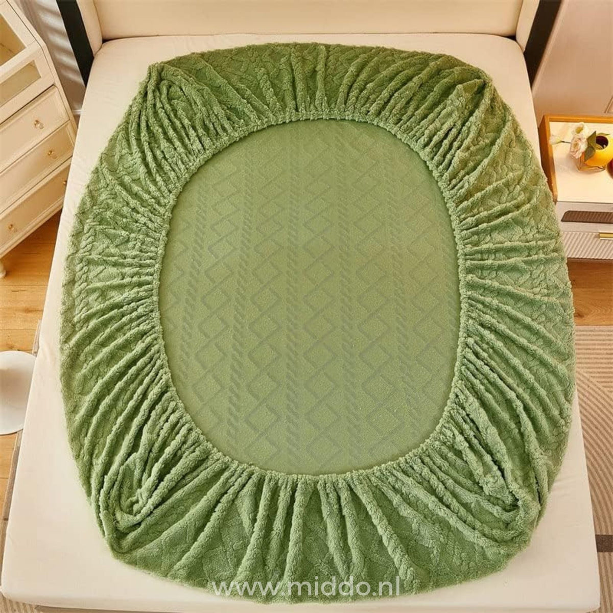 Fleece-Spannbettlaken mit passendem Kissenbezug.