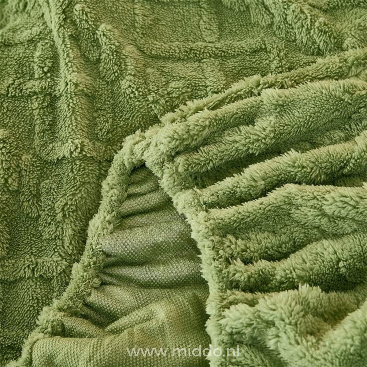 Fleece-Spannbettlaken mit passendem Kissenbezug.