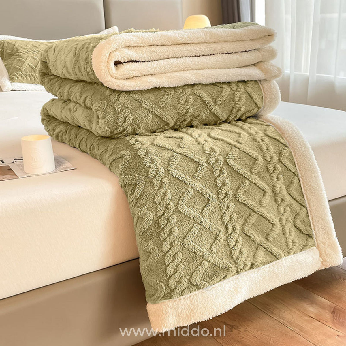 Fleece-Spannbettlaken mit passendem Kissenbezug.