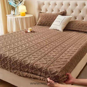 Fleece-Spannbettlaken in Braun.