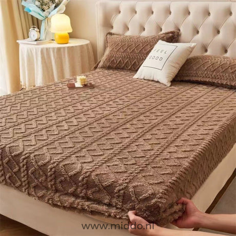Fleece-Spannbettlaken in Braun.